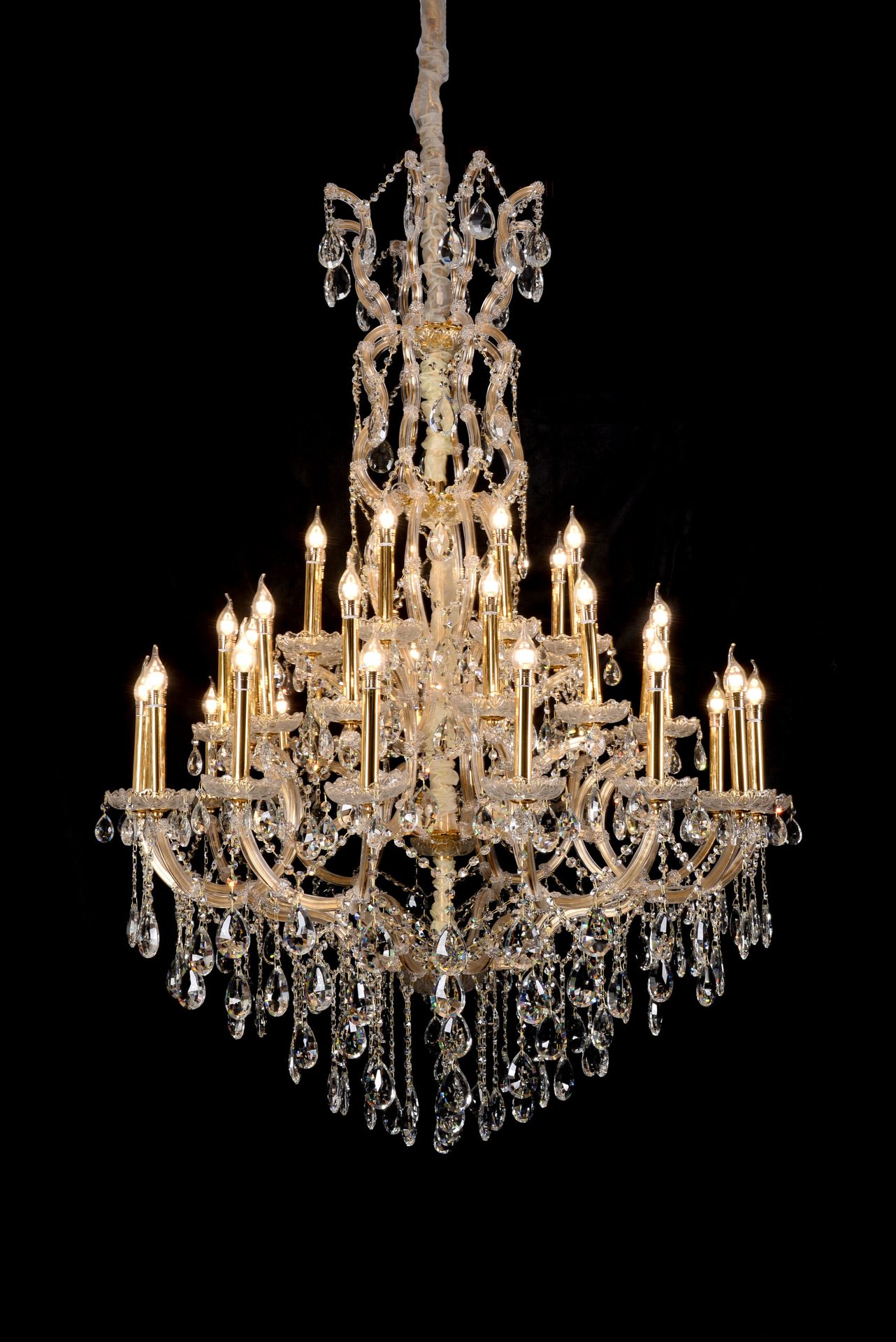 Lampadario in cristallo a più bracci per allestimenti di sale