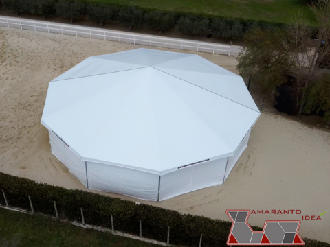 Copertura poligonale bianca per campo equestre