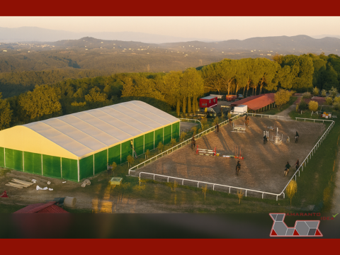 Progetto di copertura per maneggio con campo esterno