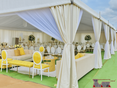 Allestimento interno con tendaggi e salotti per eventi