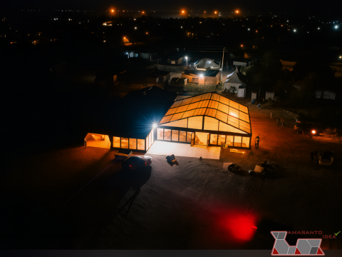 Tendostruttura illuminata durante un evento serale