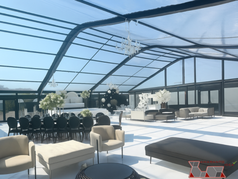 Area lounge allestita all'interno di una tendostruttura