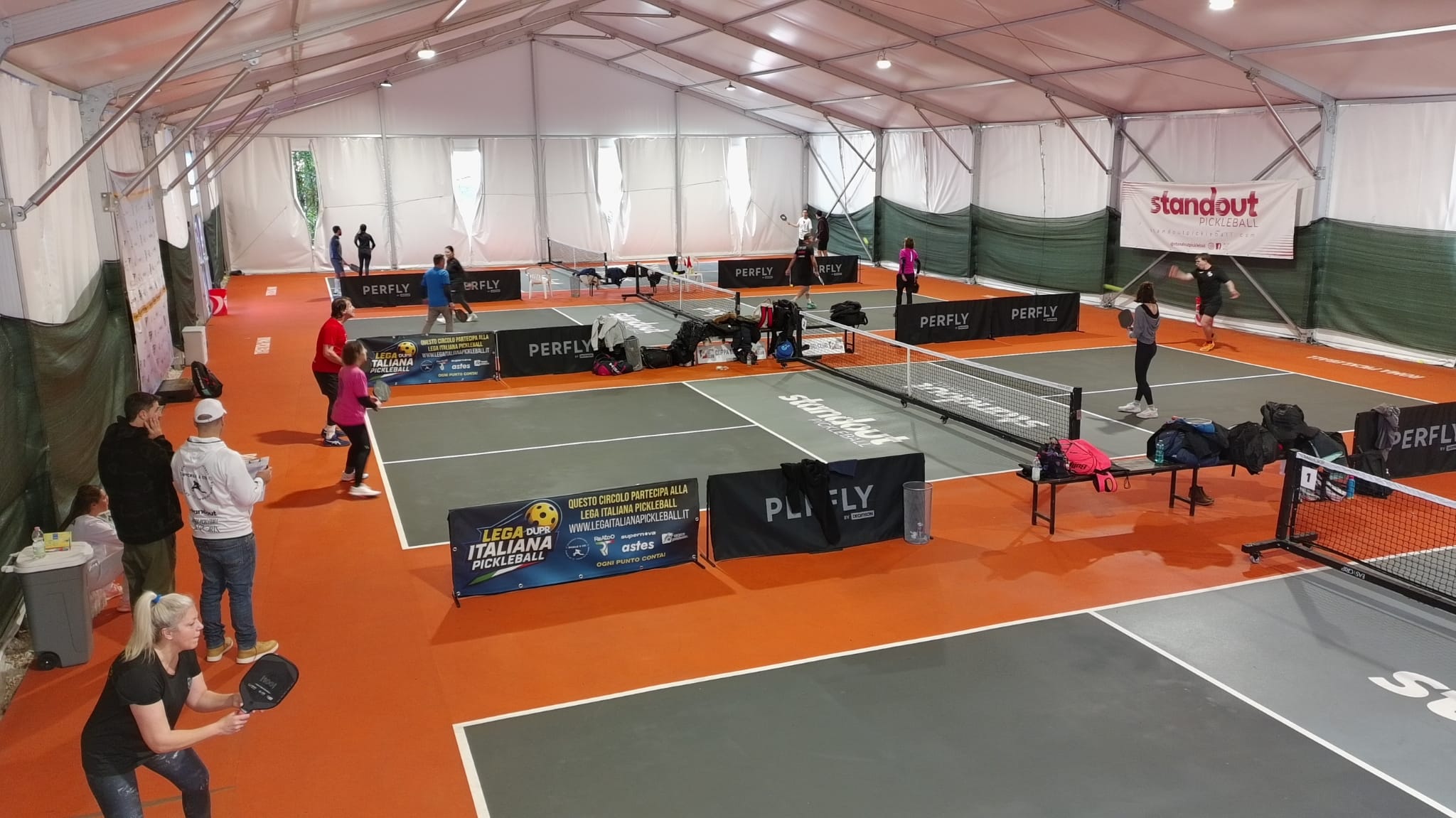 Campi da pickleball coperti con fondo arancione