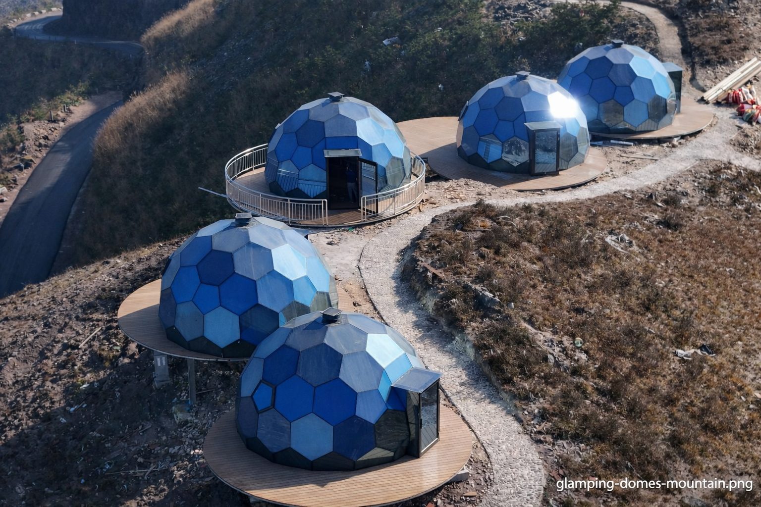 Cupole geodetiche blu installate su una collina