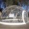 Cupola geodetica trasparente con arredo da giardino