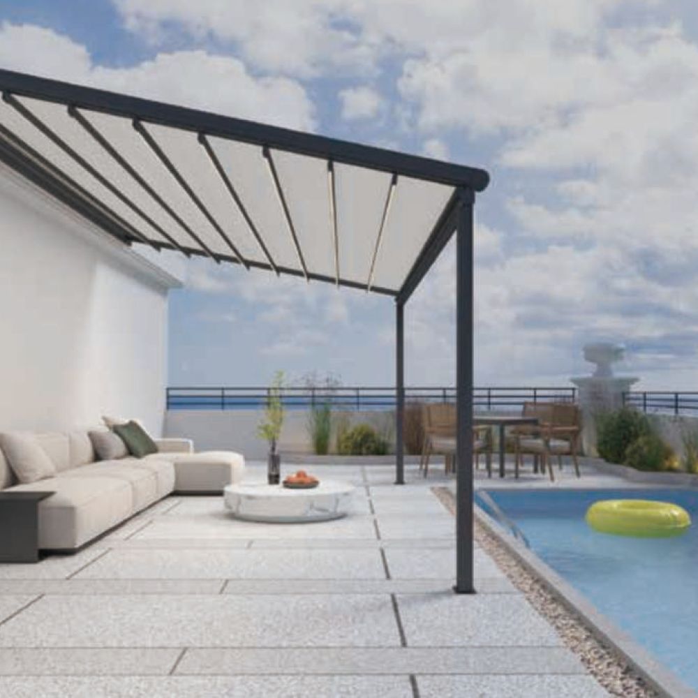 Pergola bioclimatica in alluminio su terrazza con piscina