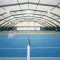 Campo da tennis coperto da tendostruttura a tetto curvo