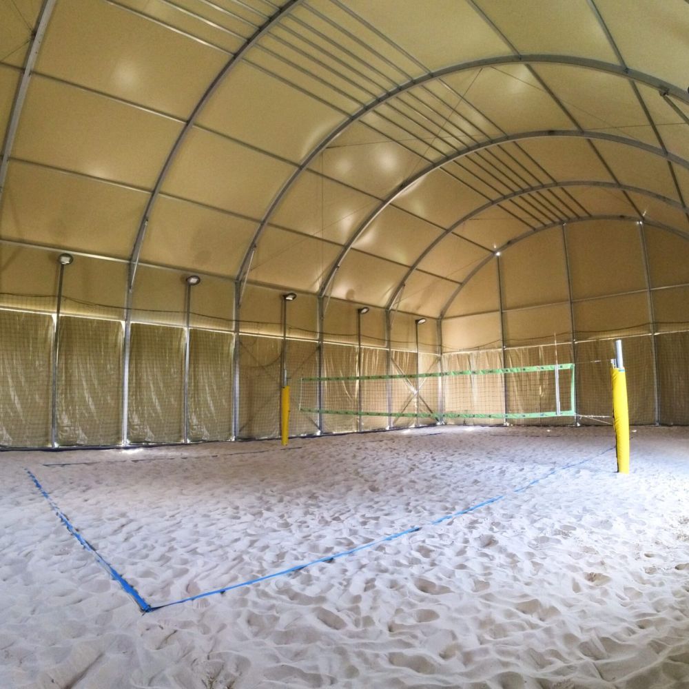 Campo da beach volley coperto con fondo in sabbia