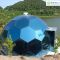 Cupola geodetica con pannelli blu specchiati affacciata sul lago