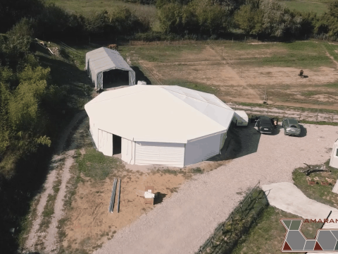 Tondino per cavalli coperto visto dall'alto