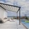 Pergola bioclimatica in alluminio su terrazza con piscina