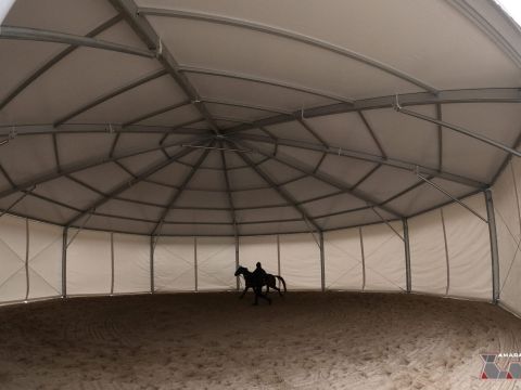 Interno del tondino per cavalli con copertura oscurante