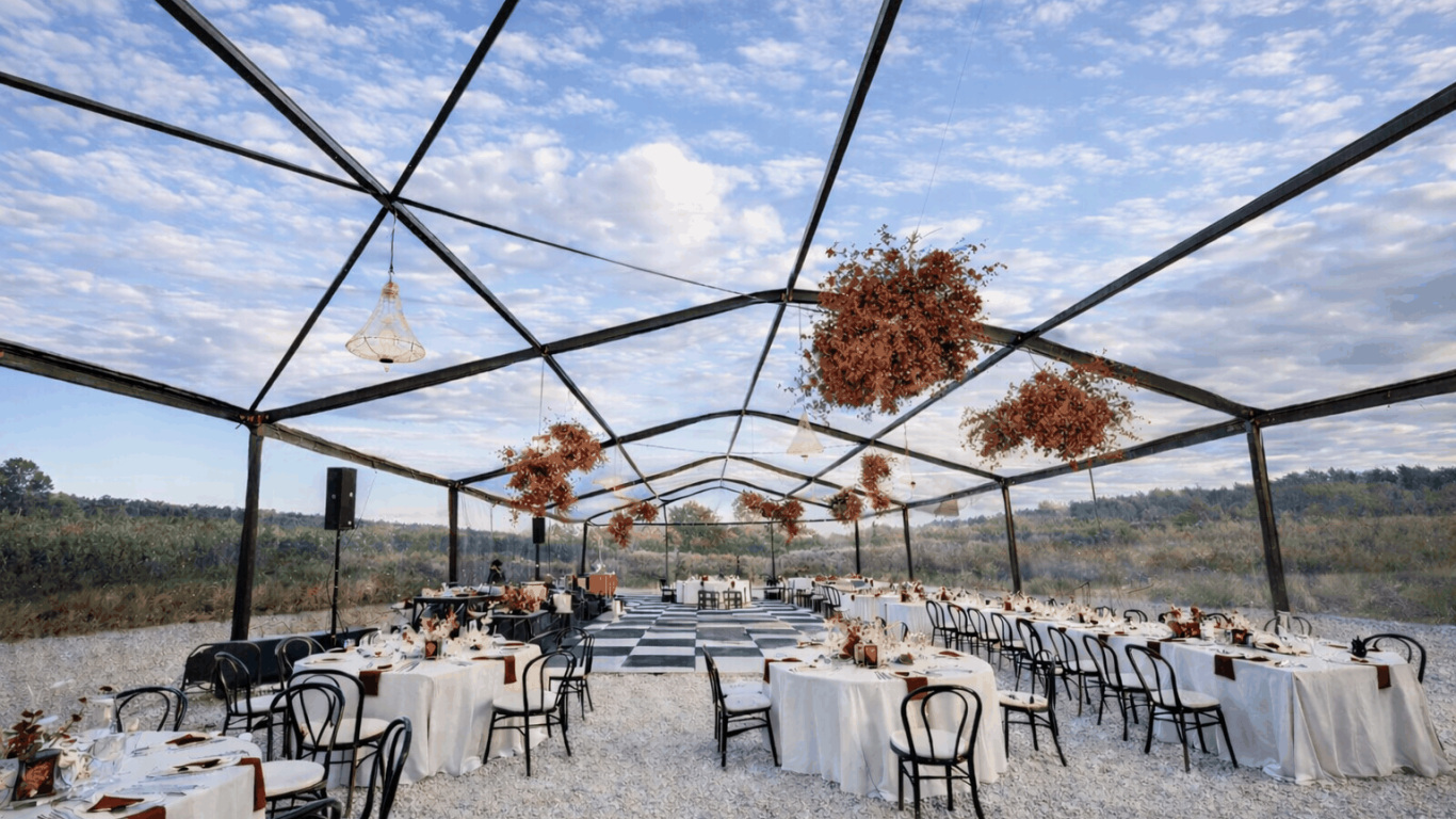 Interno di una tendostruttura vetrata allestita per un evento