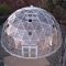 Cupola geodetica trasparente con porta d'ingresso installata in giardino