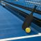 Racchetta e pallina da pickleball sul campo blu