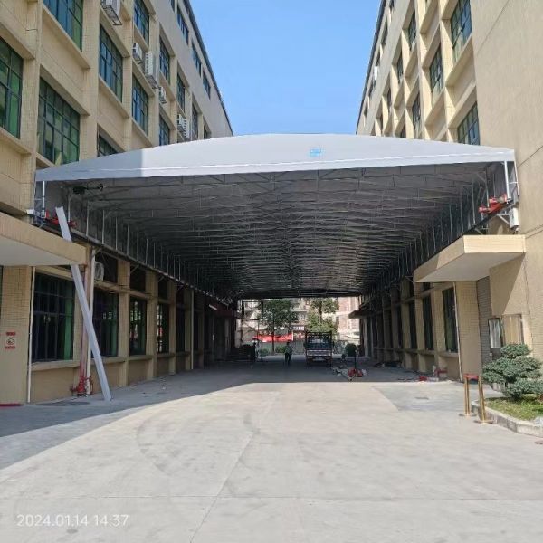 Tunnel retrattile tra due edifici industriali