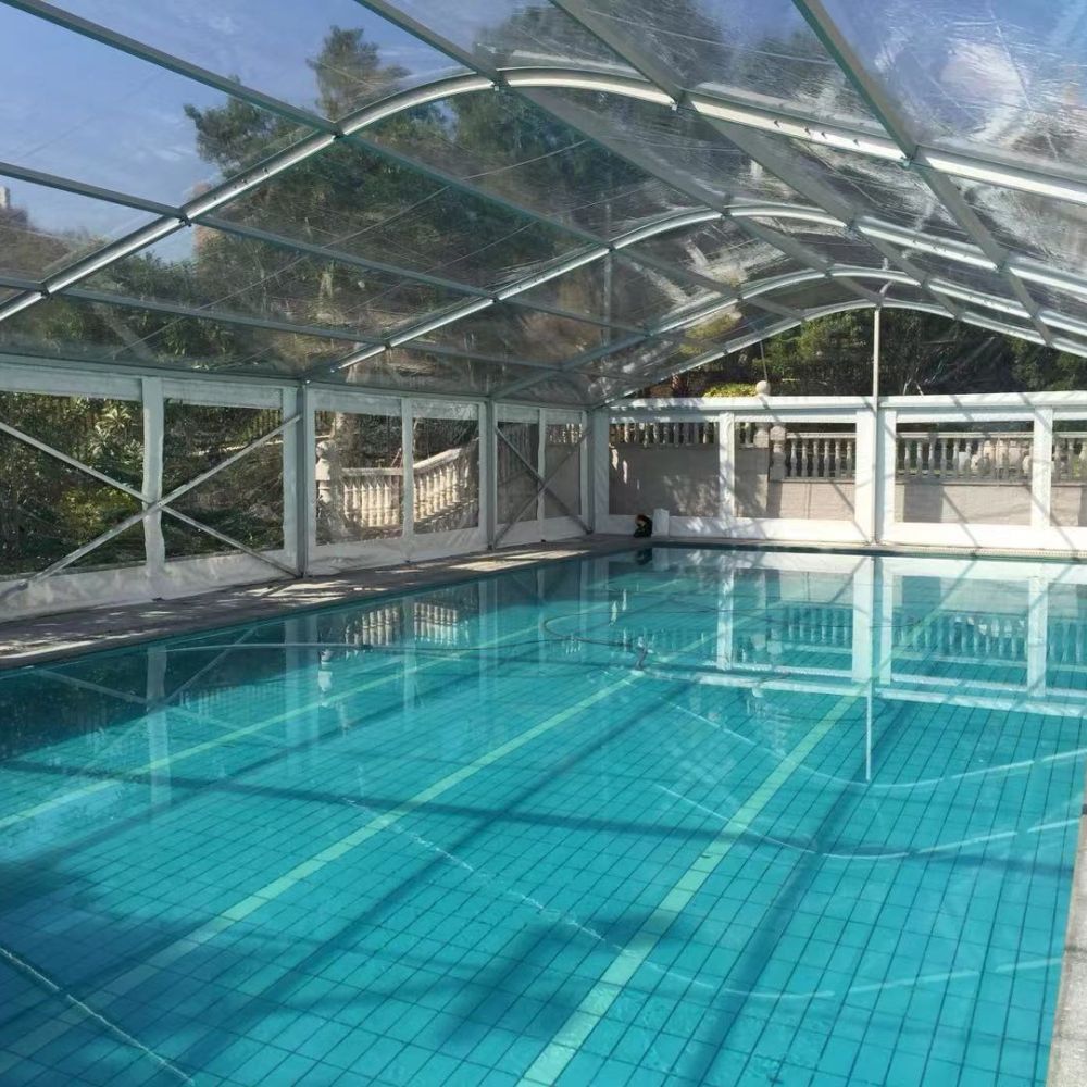Piscina coperta da una struttura telescopica in vetro e alluminio