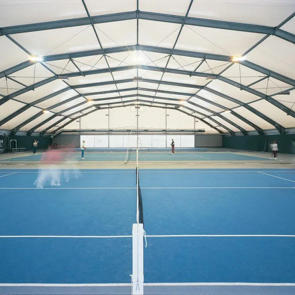 Campo da tennis coperto da tendostruttura a tetto curvo